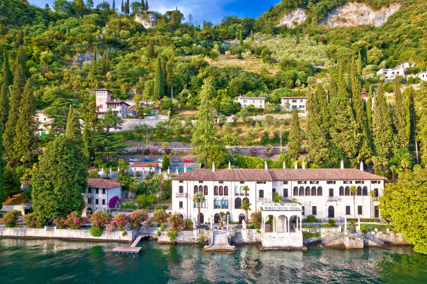 科摩湖与小镇瓦雷纳滨水别墅鸟瞰图图片下载