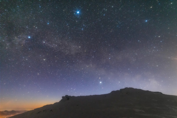 冬季雪山上的天文景观图片下载