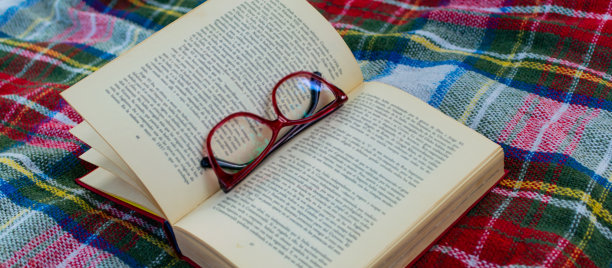 野餐的一些项目的照片，在一个晴朗的日子放松，书，野餐毯子，帽子，野餐篮子。图片下载