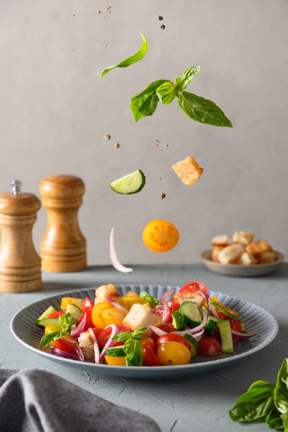 番茄面包托斯卡纳Panzanella。意大利菜。图片下载