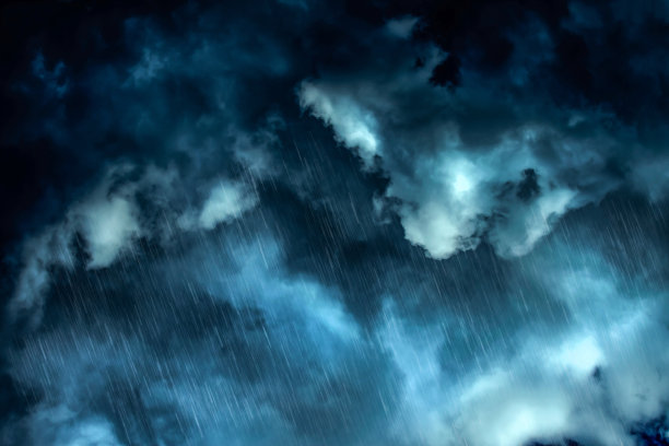 可怕的戏剧性的天空乌云对着太阳。引人注目的天空飘着蓝色、灰色和白色的云。戏剧性风暴云天空图片下载