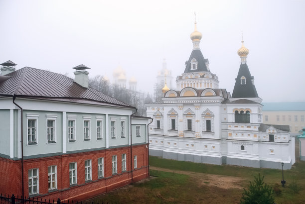 两座古老的教堂，分别是位于德米特里罗夫克里姆林宫的伊丽莎白教堂和圣母升天大教堂。图片下载