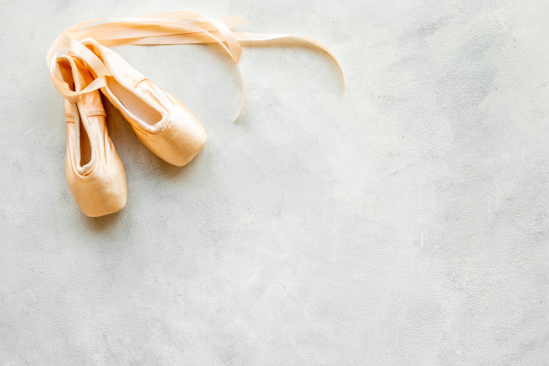 一双米色的带丝带的芭蕾舞尖鞋，俯视图图片下载