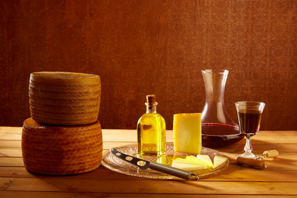 木制餐桌上的西班牙曼彻格奶酪图片下载