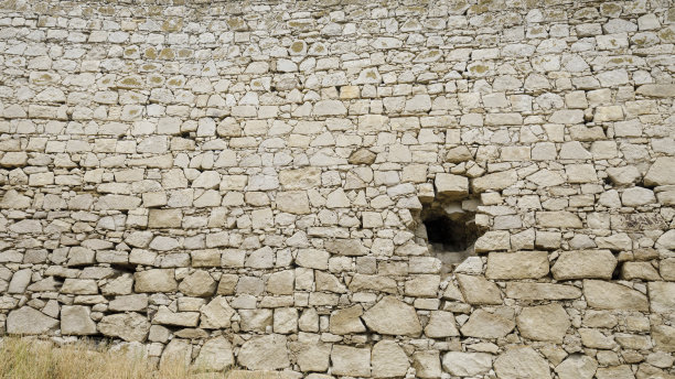 堡垒的旧石墙上的一个洞图片下载