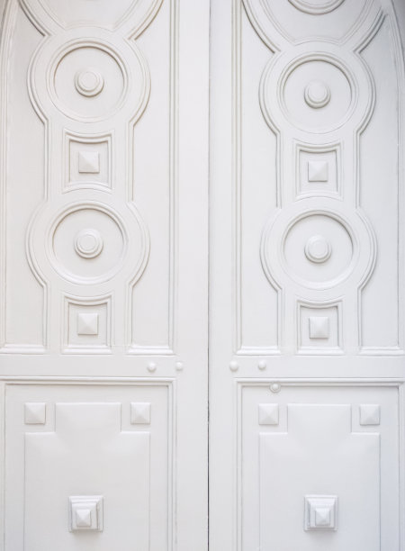 正面为传统欧式风格的白色雕刻门。图片下载