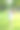 阳光明媚的日子里，母亲和她的儿子在公园里穿着白色的衣服，手牵着手，玩耍和拥抱图片下载