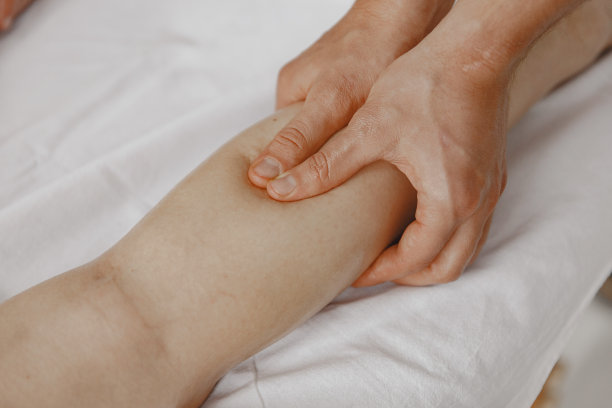 男医生给女性身体做按摩图片下载