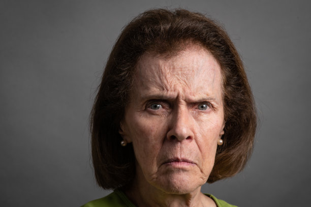 严肃的老女人看着镜头图片下载
