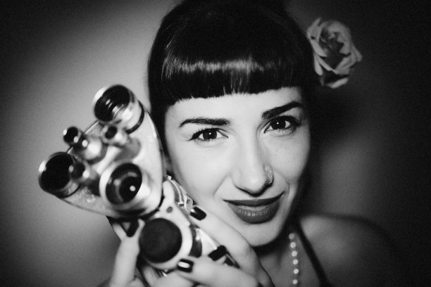 镜头后面的女人。图片下载