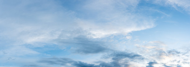 全景在白天的背景蓝色的天空和白云图片下载