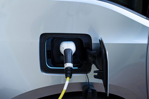 近景电源连接到现代电动汽车正在充电。图片下载