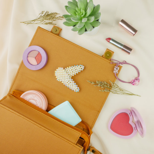 化妆品与配饰扁平风格构图，留白区域图片下载