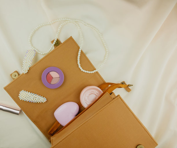 化妆品与配饰扁平风格构图，留白区域图片下载