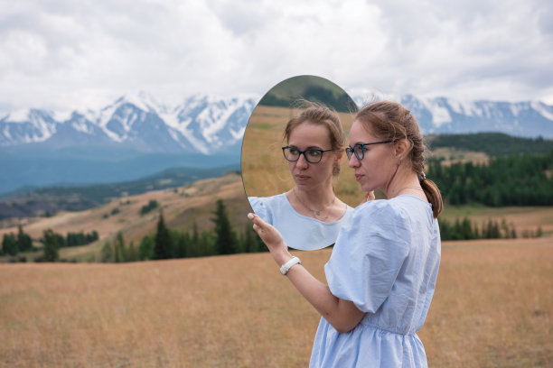 女人穿着蓝色连衣裙在阿尔泰山脉的夏天图片下载