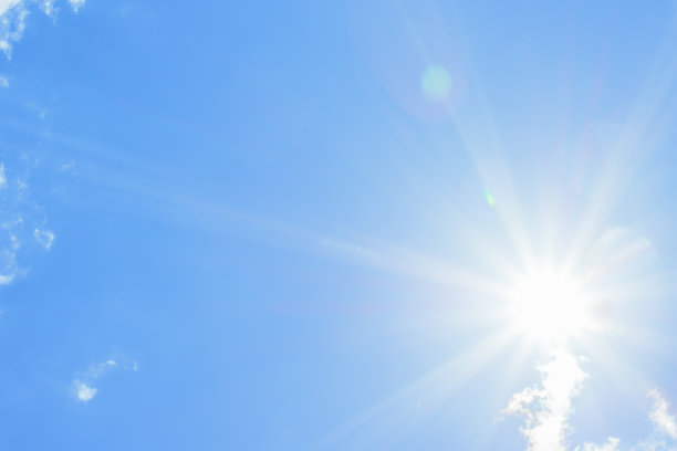 明亮的阳光与美丽的光束在天空与轻云图片下载