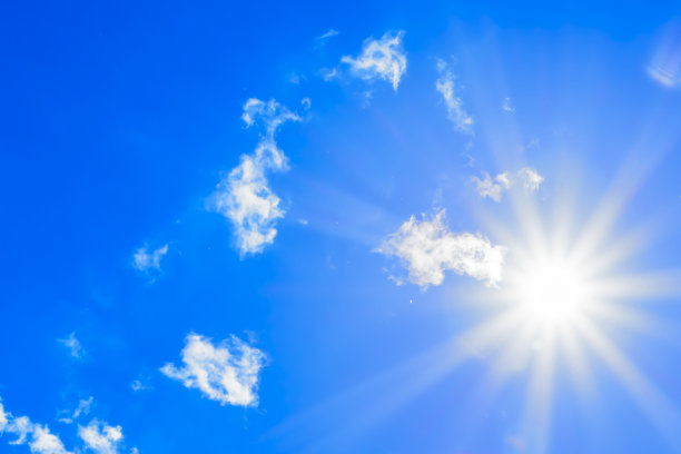 明亮的阳光与美丽的光束在天空与轻云图片下载