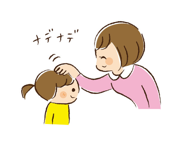 一个女孩被妈妈摸了摸头，看起来很高兴。图片下载