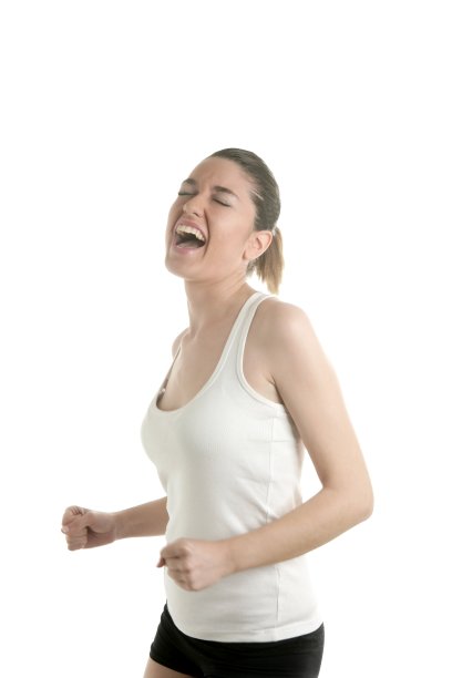 一个年轻漂亮的女人在健身房里跑步图片下载