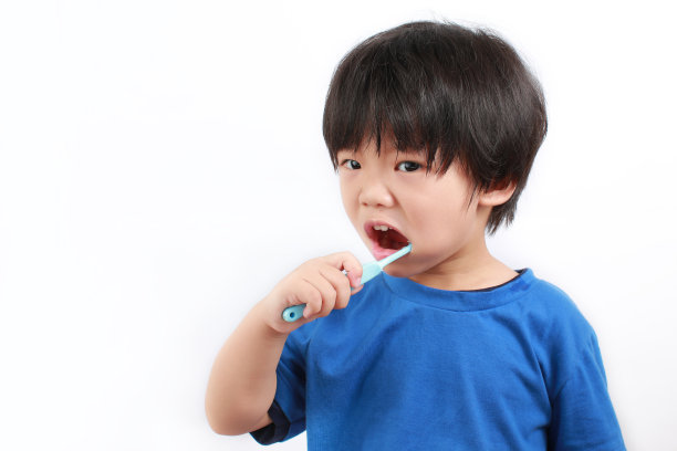 亚洲小男孩刷牙图片下载