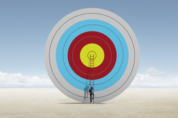 一名男子用梯子瞄准一个大目标图片下载