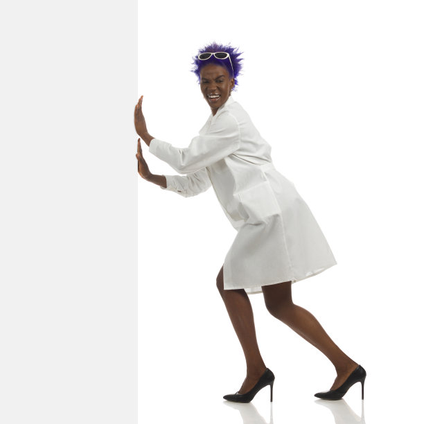 微笑的黑人女医生正在推动白色复印空间图片下载