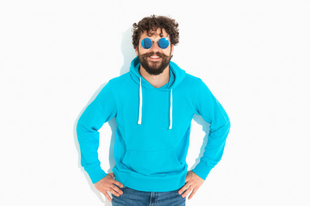 戴着墨镜的普通男人，手插在屁股里图片下载