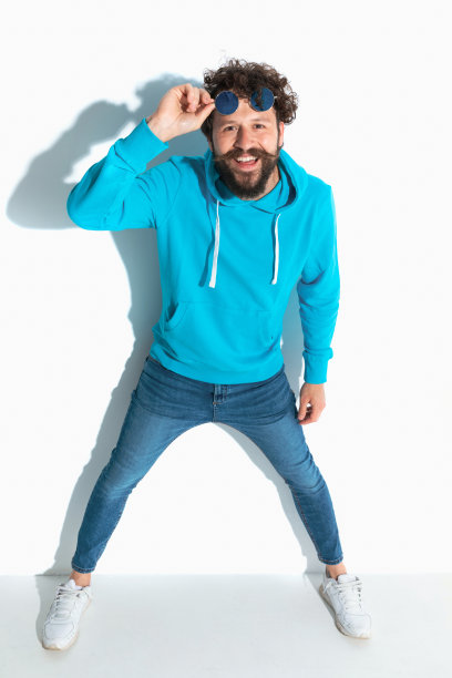 一个漫不经心的男人摘下墨镜，露出他快乐的眼睛图片下载