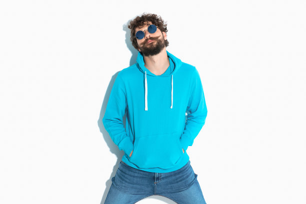 时尚模特正以悠闲而坚韧的姿态摆着姿势图片下载