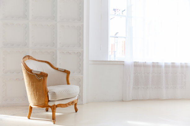 时尚的阁楼卧室内部。宽敞的设计公寓，明亮的墙壁，大窗户和扶手椅。干净的现代装饰与极简主义斯堪的纳维亚风格的优雅家具图片下载