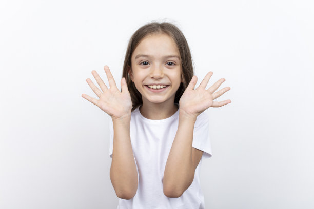 可爱，美丽，开朗，积极的孩子，你好，我在这里。在孤立的背景。图片下载