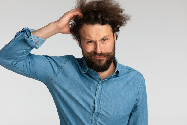 迷茫的年轻人举起手，挠着头思考图片下载