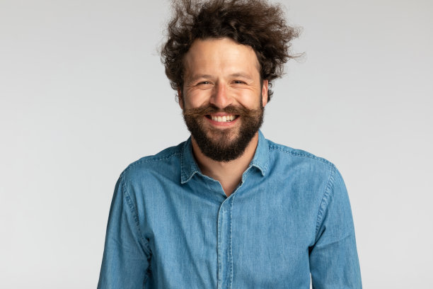 不刮胡子的男人穿着牛仔衬衫开心地笑着图片下载