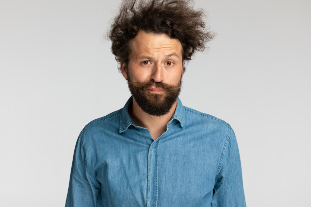 随意放松的年轻人卷发做鬼脸图片下载