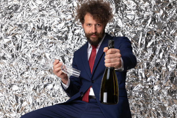 性感优雅的商人深蓝色西装邀请喝酒图片下载