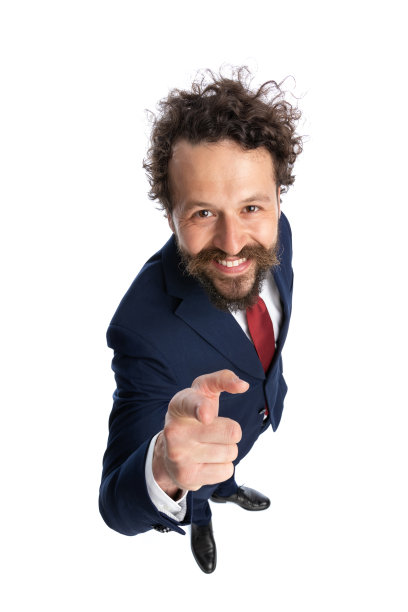 性感的商人指着镜头微笑图片下载