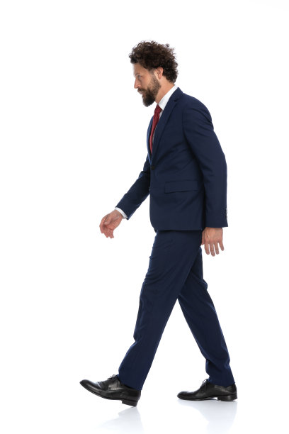 一个商人走向某物的侧面图片下载