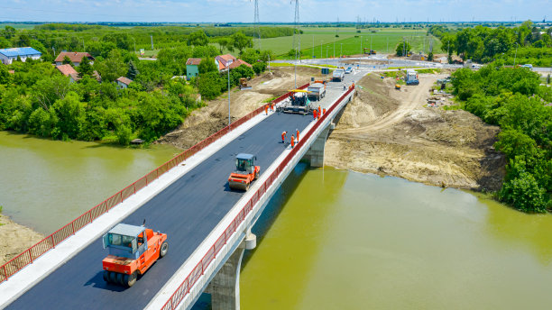鸟瞰图的人与机械化铺设，铺展沥青图片下载