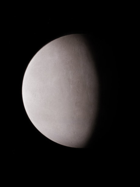 太空深处的白色固体表面行星图片下载