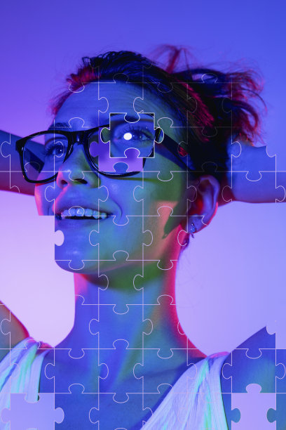 概念形象与画像的年轻女子拼图块。一个人头脑中的情感混乱。当代艺术拼贴图片下载