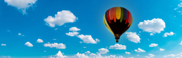 空中的热气球。五颜六色的热气球在蓝天白云的衬托下飞翔。美丽的灵感或旅行背景图片下载