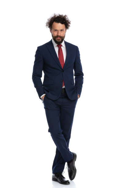 商人交叉双腿，双臂插在口袋里图片下载