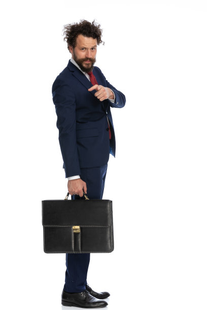 年轻的商人严肃地指着相机图片下载