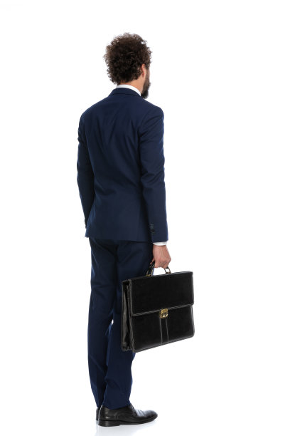 商人看向别处，手里拿着一个公文包图片下载