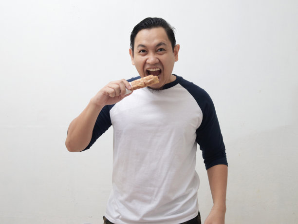 快乐男人享用美味的烤肉卷或沙威玛图片下载