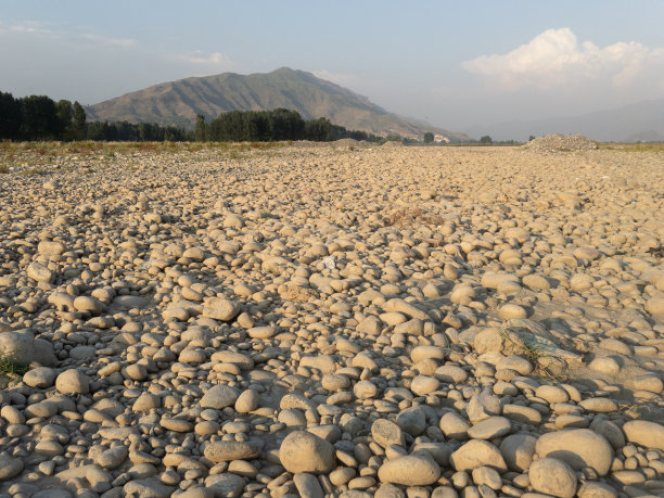 河流在夏季干涸或气候变化图片下载