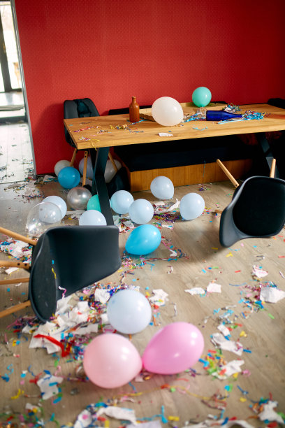 派对过后，家里的客厅一片混乱图片下载