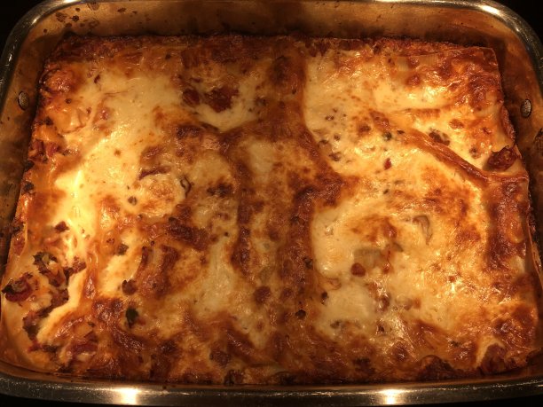 用通用平底锅烤的大型自制千层面图片下载