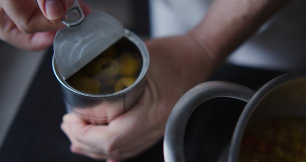 家庭厨房蔬菜汤的制作和上菜图片下载