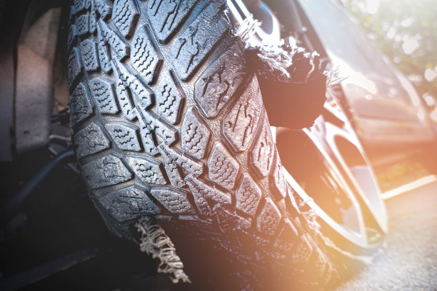 损坏的汽车轮胎图片下载